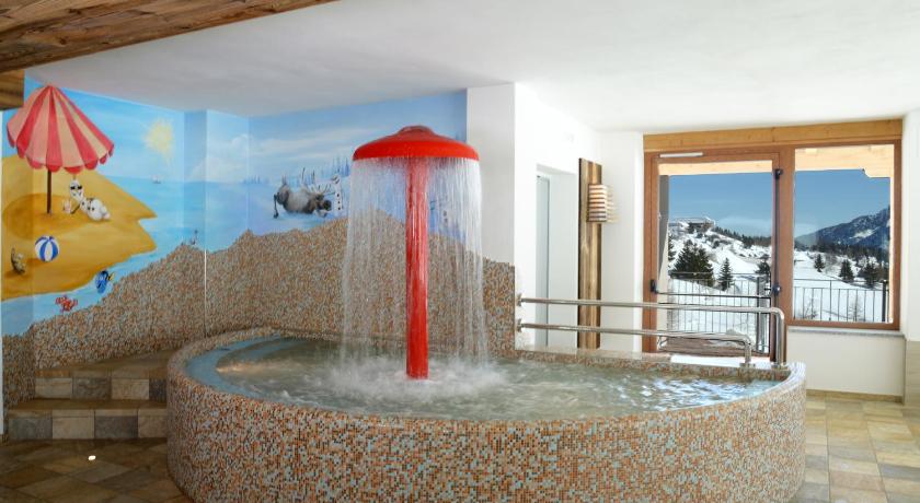 Hotel nedaleko u sjezdovek s bazénem Passo Tonale