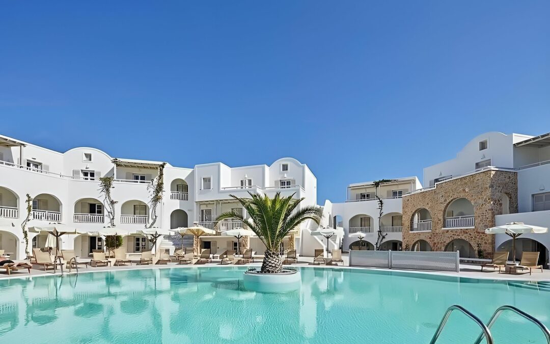Čtyřhvězdičkový hotel s polopenzí v tradičním santorinském stylu